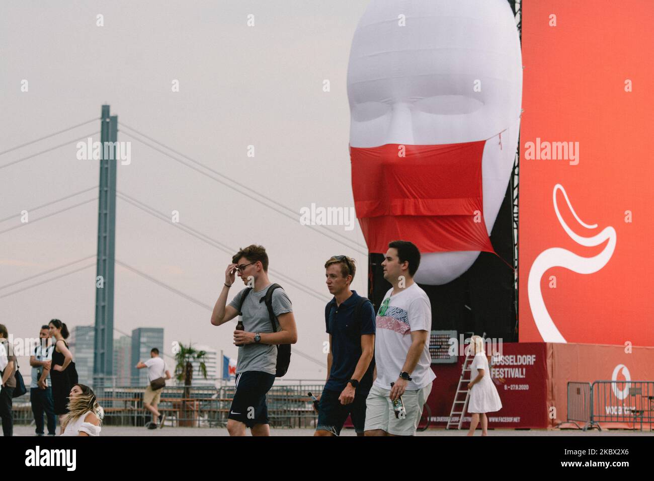 Les gens se promène devant l'installation d'art vidéo « visages de Düsseldorf » à Düsseldorf, en Allemagne, sur 13 août 2020. (Photo de Ying Tang/NurPhoto) Banque D'Images