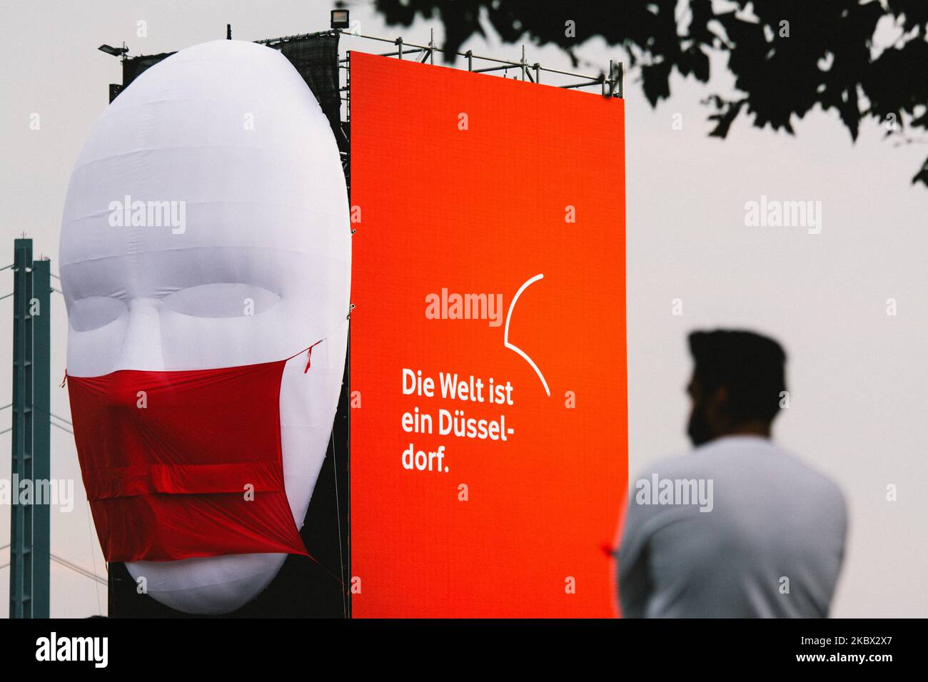 Un homme se tient devant l'installation de l'art vidéo avant l'ouverture à Düsseldorf, en Allemagne, sur 13 août 2020. (Photo de Ying Tang/NurPhoto) Banque D'Images