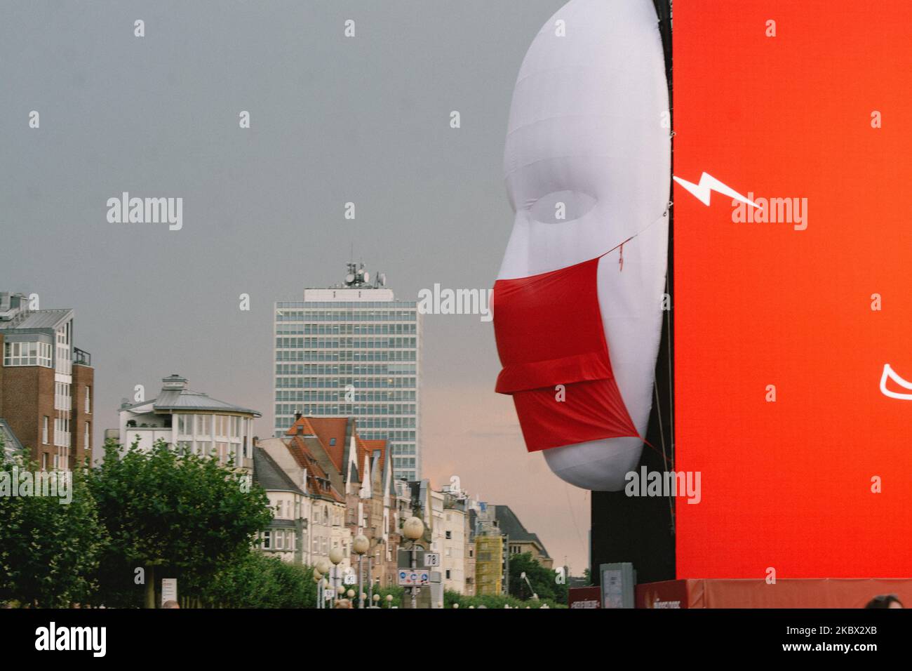 L'installation d'art vidéo 'visages de Düsseldorf' est vue avant l'ouverture à Düsseldorf, en Allemagne, sur 13 août 2020. (Photo de Ying Tang/NurPhoto) Banque D'Images