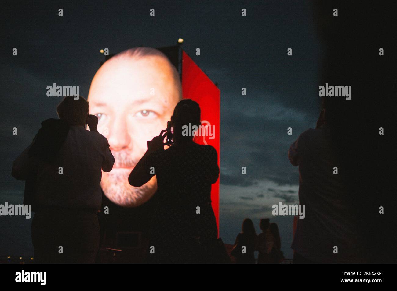 Visages de Düsseldorf, une installation d'art vidéo est vue comme les gens prennent des photos de l'installation à Düsseldorf, Allemagne, sur 13 août 2020. (Photo de Ying Tang/NurPhoto) Banque D'Images