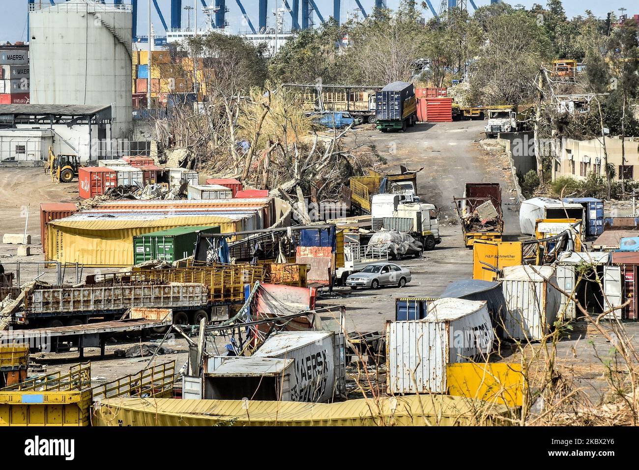 Une vue générale du port de Beyrouth, après une explosion massive au port de 12 août 2020 à Beyrouth, au Liban. Plus de 200 personnes sont mortes dans l'explosion du port de Beyrouth. Les autorités ont déclaré qu'un entrepôt riverain stockant des matières explosives, qui auraient 2 700 tonnes de nitrate d'ammonium, était la cause de l'explosion. (Photo par STR/NurPhoto) Banque D'Images