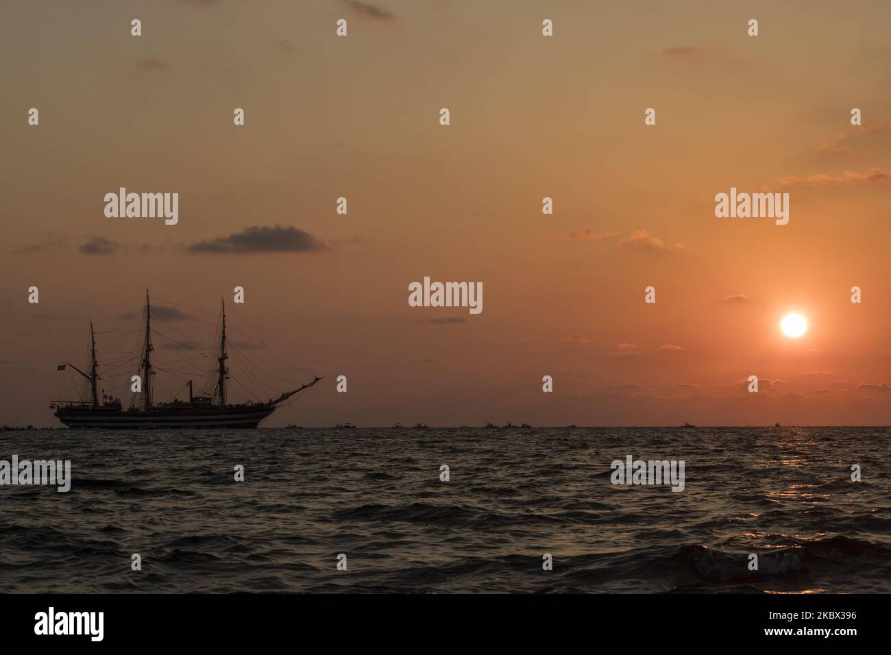 La silhouette du bateau à voile Amerigo Vespucci au coucher du soleil, près  de la côte de Capo Sperone, Falerna (CZ), sur 12 août 2020. L'Amerigo  Vespucci est un voilier de la