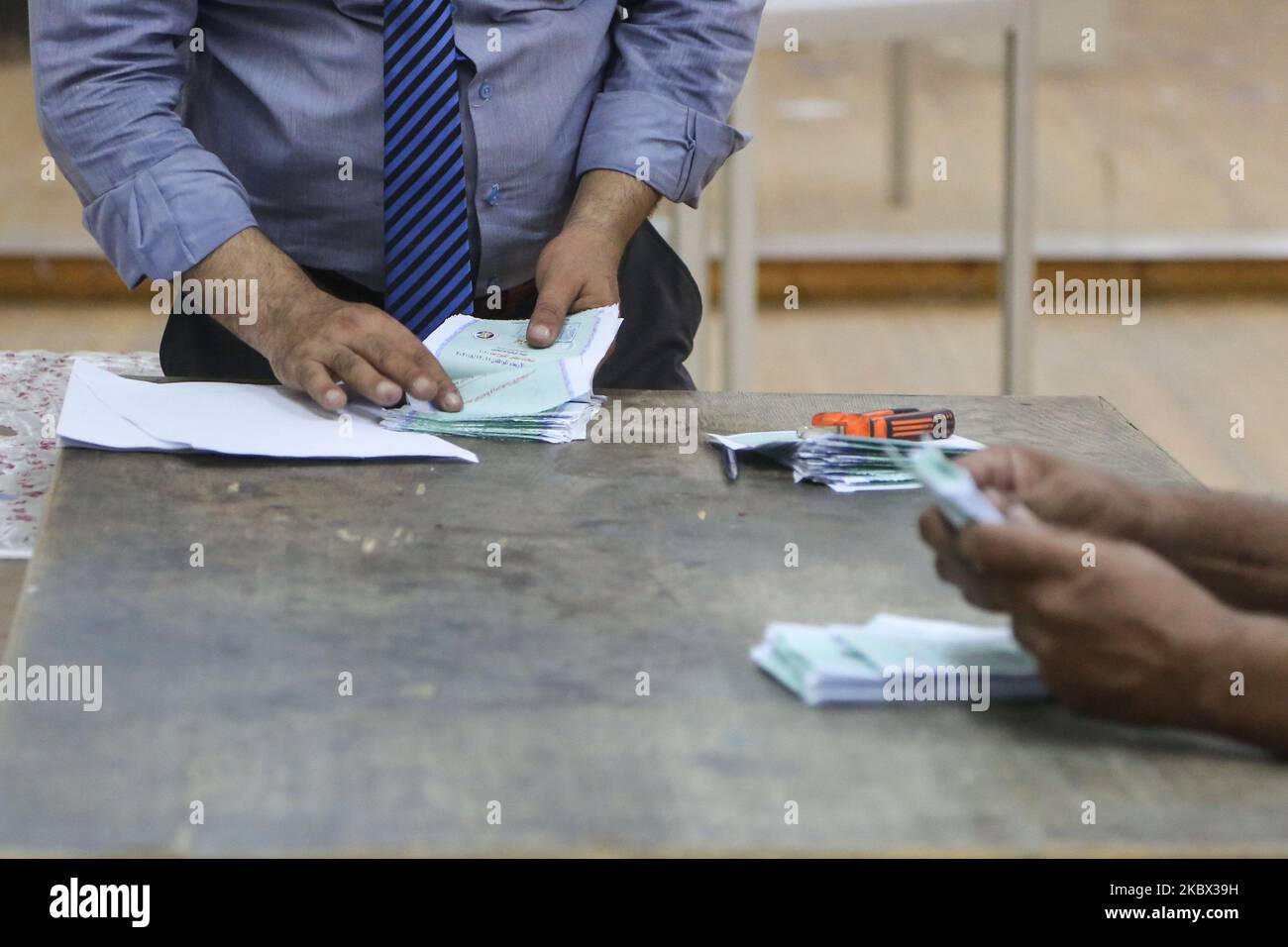 Les travailleurs électoraux comptent les bulletins de vote à la fin du deuxième jour des élections à la Chambre haute pour le Sénat nouvellement créé sur 12 août 2020 à Zamalek, le Caire, en Égypte. (Photo par Islam Safwat/NurPhoto) Banque D'Images