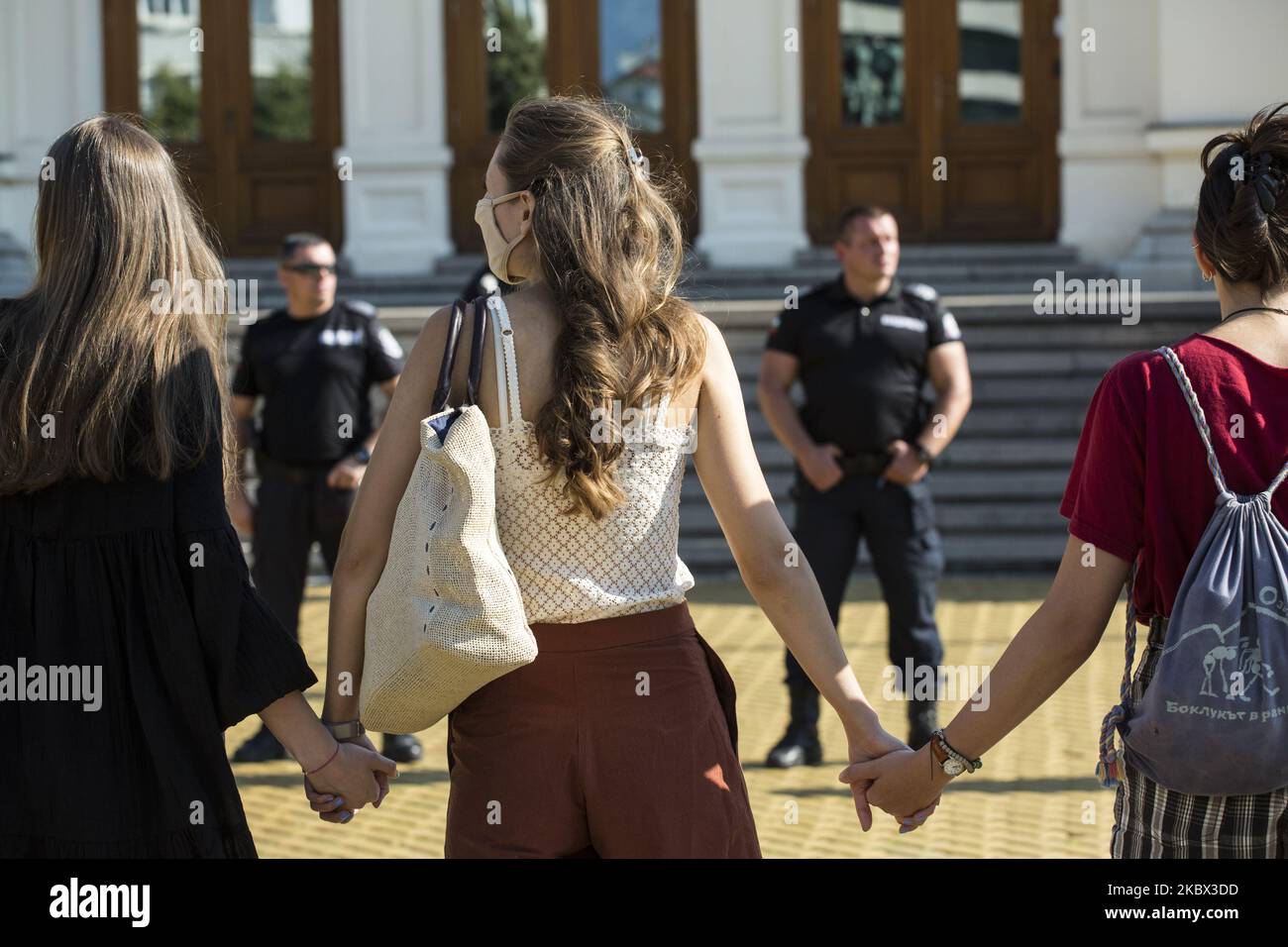 Manifestation de la chaîne vivante devant le bâtiment de l'Assemblée nationale de la République de Bulgarie à Sofia, en Bulgarie, sur 13 août 2020. Les manifestants veulent la démission du gouvernement du Premier ministre bulgare Boiko Borissov, du procureur général Ivan Geshev et des élections anticipées. (Photo de Hristo Vladev/NurPhoto) Banque D'Images