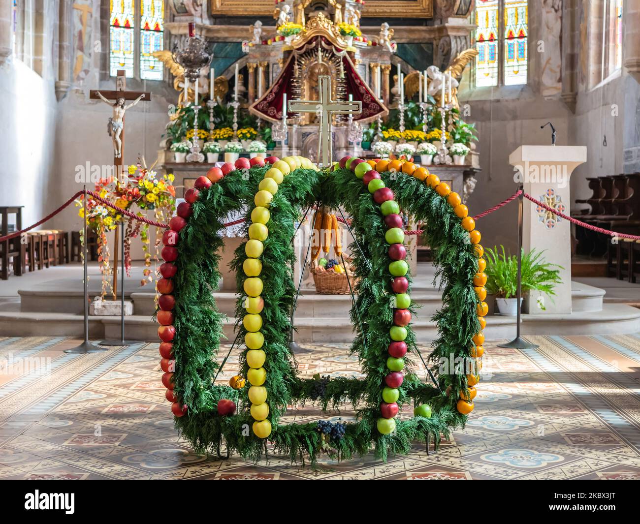 Intérieur de la majestueuse église Saint Cyricus et Julitta. Église gothique du village de Termeno (Tramin) dans le Tyrol du Sud Trentin-Haut-Adige – Italie Banque D'Images