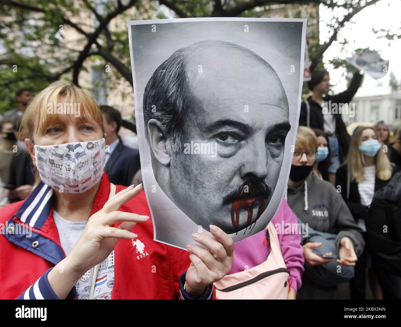 Le 13 août 2020, une femme tient un écriteau représentant le président biélorusse Alexandre Loukachenko lors d'un rassemblement de solidarité avec des manifestations en Biélorussie près de l'ambassade biélorusse à Kiev, en Ukraine. Les militants d'Amnesty International, les Biélorusses qui vivent en Ukraine et les militants ukrainiens qui les soutiennent se sont réunis pour leur rassemblement en faveur des manifestations en Biélorussie exigeant la libération de manifestants détenus. (Photo par STR/NurPhoto) Banque D'Images