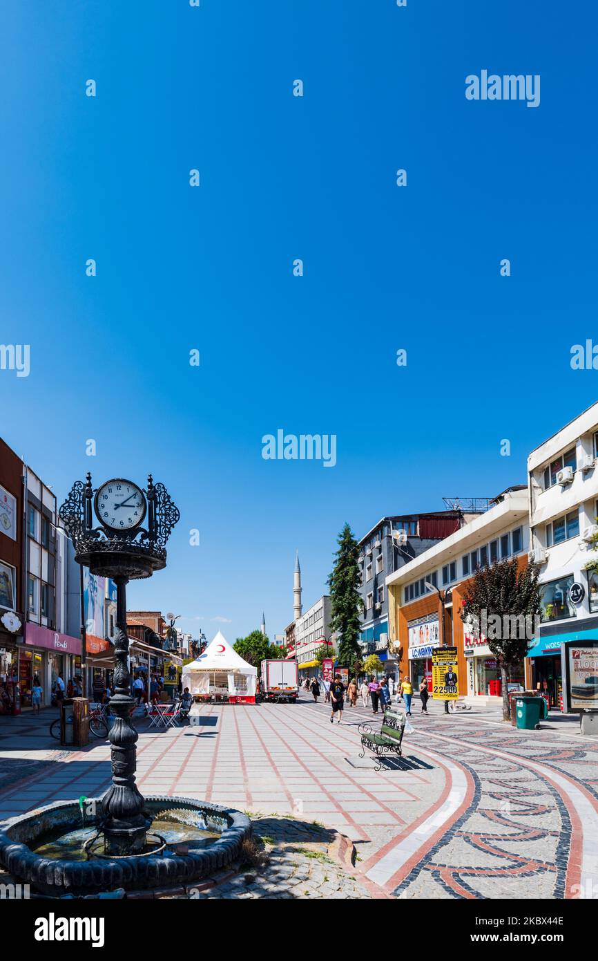 Edirne, Turquie - septembre 2022 : vue sur la rue du centre-ville d'Edirne dans la ville d'Edirne, Turquie. Edirne est une ville majeure dans le nord-ouest de la Turquie Banque D'Images