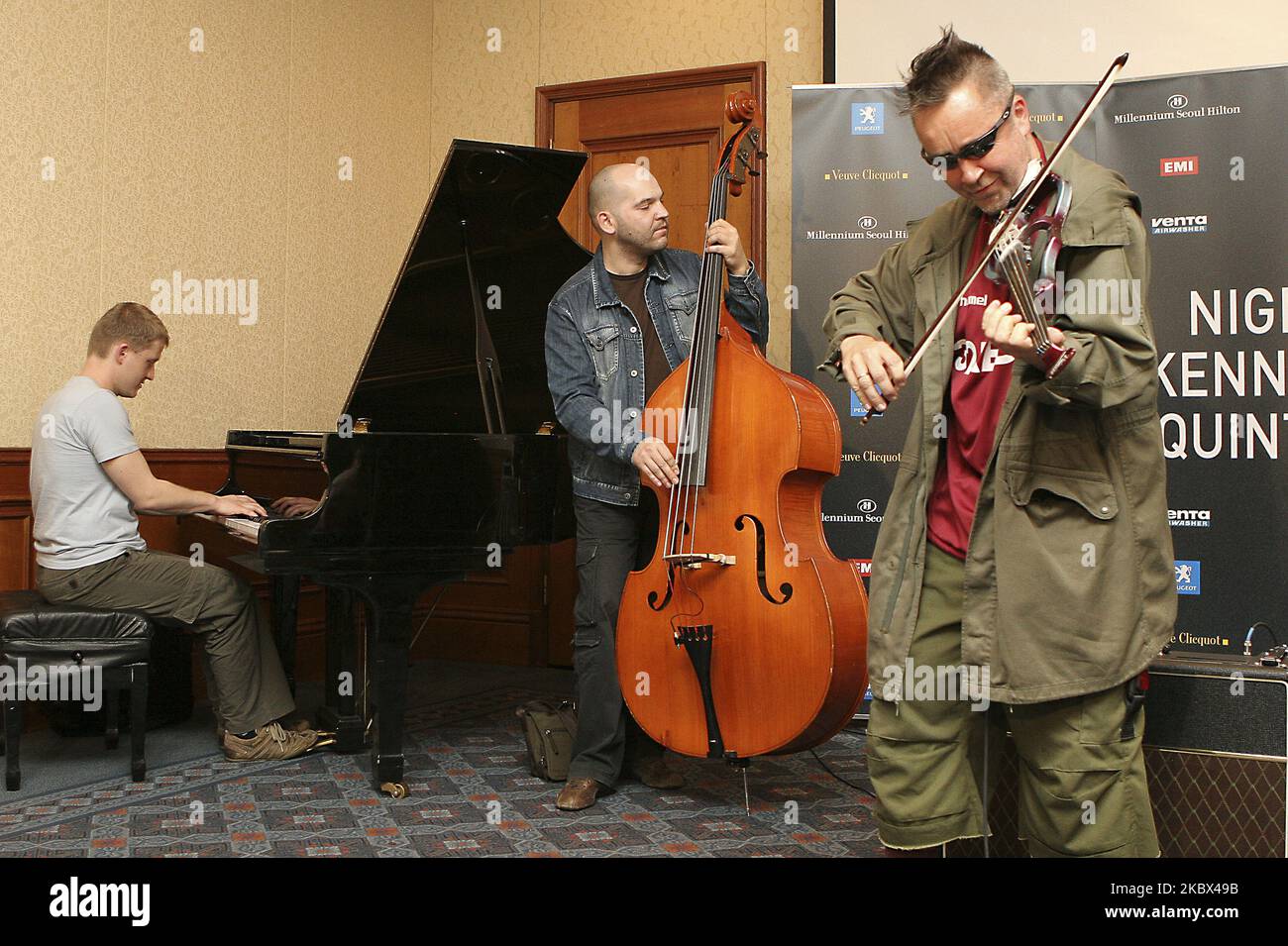 Le violoniste anglais Nigel Kennedy et son trio se présentent en salle à leur vitrine de promotion en Asie à Séoul, en Corée du Sud, sur 7 mai 2007. (Photo de Seung-il Ryu/NurPhoto) Banque D'Images