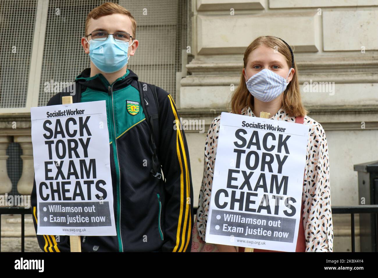 Des étudiants de niveau a protestent devant Downing Street, Londres, Royaume-Uni, on Agoust 14, 2020. Les examens ont été annulés en raison de Covid-19 et les notes ont été calculées à l'aide des prévisions des enseignants et d'une formule pour standardiser les résultats dans les écoles. 39,1 % des estimations des enseignants pour les élèves ont été ajustées à la baisse d'une année ou plus, ce qui équivaut à environ 280 000 inscriptions. (Photo de Lucy North/MI News/NurPhoto) Banque D'Images