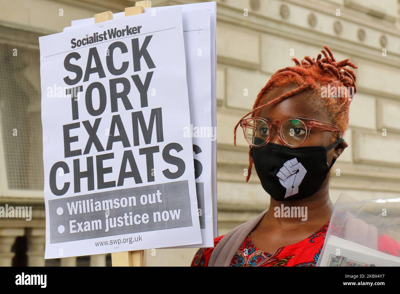 Des étudiants de niveau a protestent devant Downing Street, Londres, Royaume-Uni, on Agoust 14, 2020. Les examens ont été annulés en raison de Covid-19 et les notes ont été calculées à l'aide des prévisions des enseignants et d'une formule pour standardiser les résultats dans les écoles. 39,1 % des estimations des enseignants pour les élèves ont été ajustées à la baisse d'une année ou plus, ce qui équivaut à environ 280 000 inscriptions. (Photo de Lucy North/MI News/NurPhoto) Banque D'Images