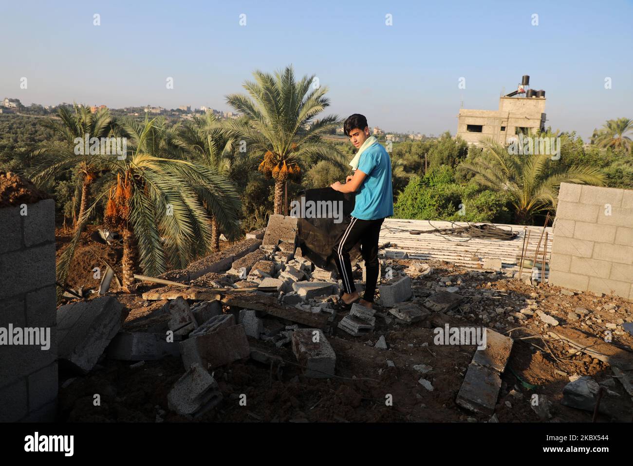 Un homme palestinien inspecte les décombres, les débris et autres dommages sur un toit à la suite d'une attaque aérienne israélienne, à l'est du camp d'al-Bureij, à l'intention des réfugiés palestiniens dans le centre de la bande de Gaza, à 15 août 2020. (Photo de Majdi Fathi/NurPhoto) Banque D'Images