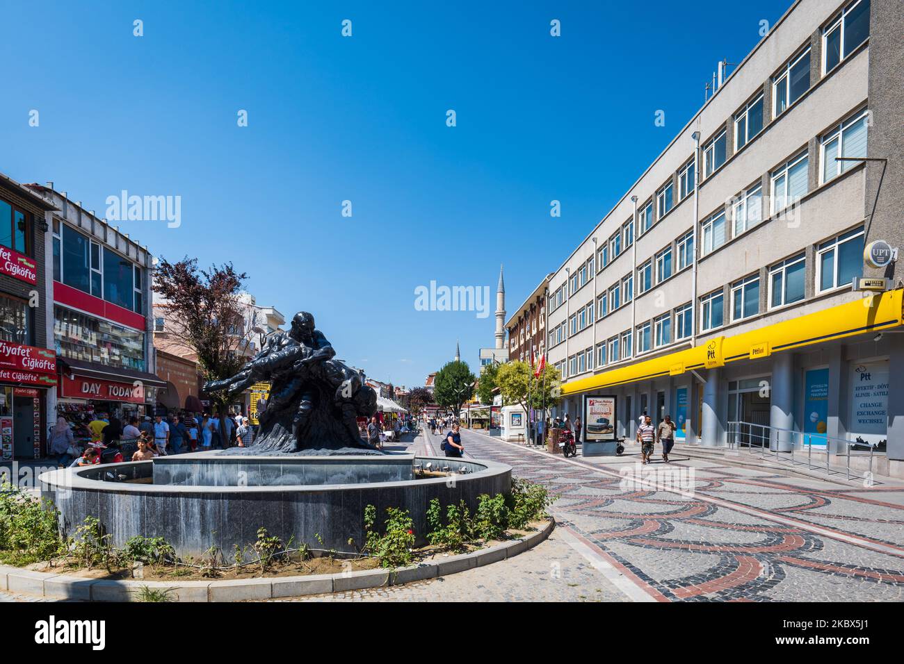 Edirne, Turquie - septembre 2022 : vue sur la rue du centre-ville d'Edirne dans la ville d'Edirne, Turquie. Edirne est une ville majeure dans le nord-ouest de la Turquie Banque D'Images