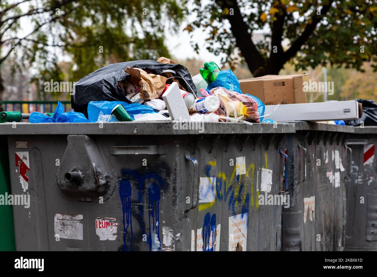Belgrade, Serbie - 02 novembre 2022 : benne pleine de déchets. Les ordures tombent partout. Arrêter la pollution, commencer le recyclage et sauver notre planète Banque D'Images