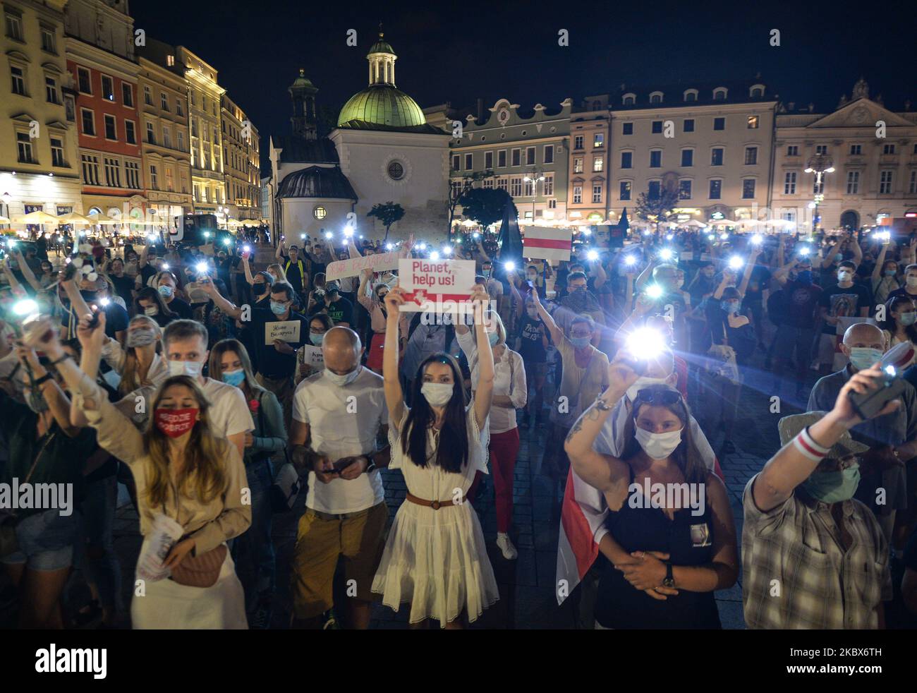 Des manifestants ont été vus sur la place du marché principal de Cracovie. Samedi soir, des membres de la diaspora biélorusse locale, des militants et des supporters locaux se tapis pour exprimer leur solidarité avec les Biélorusses lors du rassemblement de solidarité organisé à Cracovie. Sur 15 août 2020, à Cracovie, en Pologne. (Photo par Artur Widak/NurPhoto) Banque D'Images