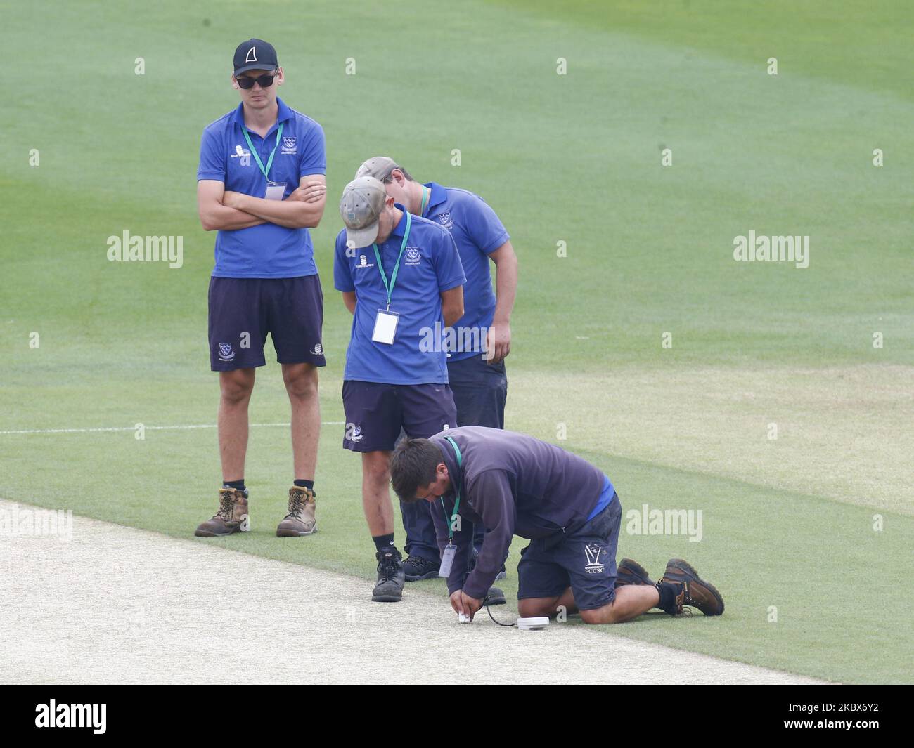 Groundsman vérifiant le cricket pendant la première journée de Bob Willis Trophy Southern Group entre Sussex CCC et Essex CCC au 1st Central County Ground, Brighton et Hove, Angleterre, le 15th août 2020 (photo par action Foto Sport/NurPhoto) Banque D'Images