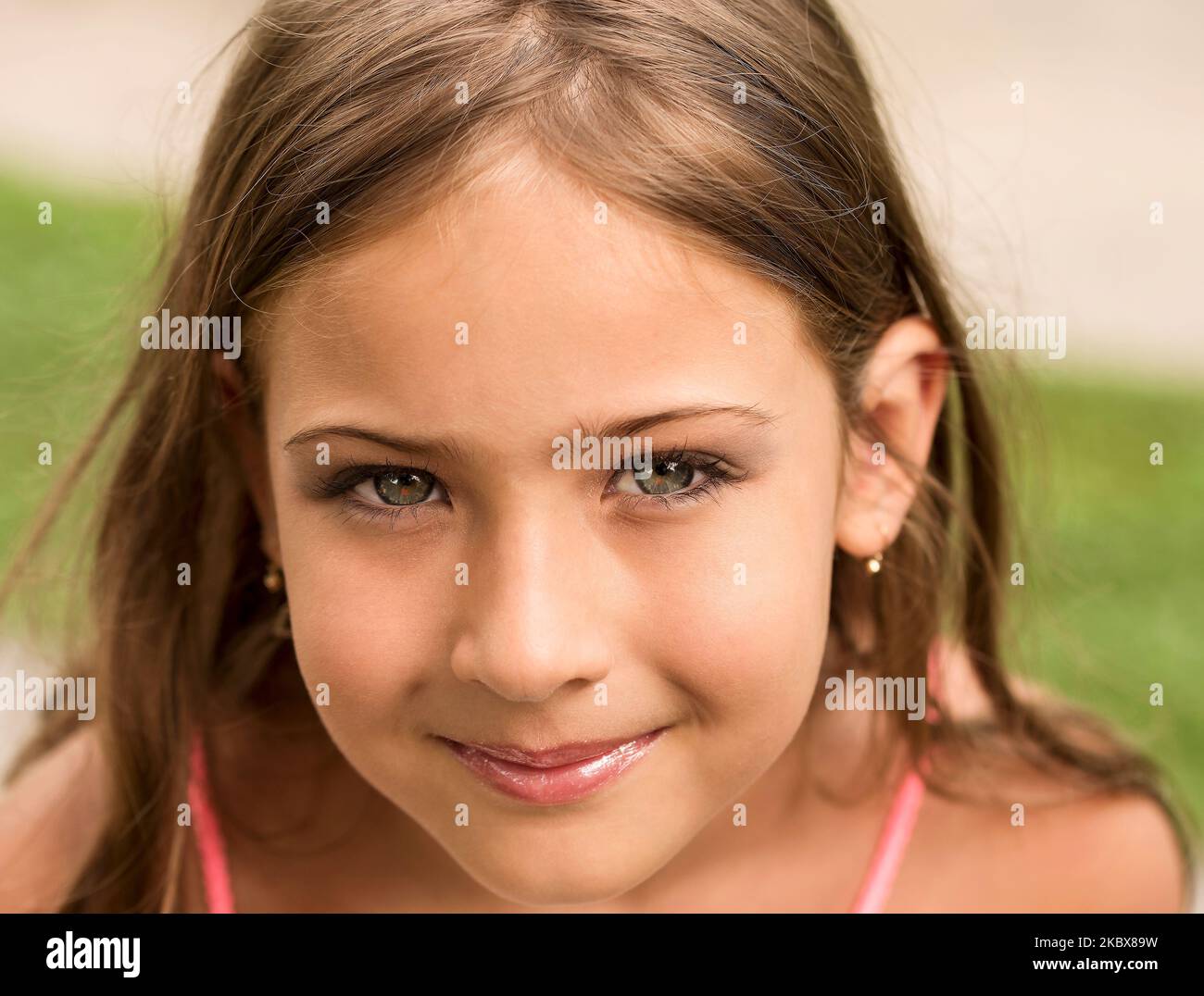 Portrait d'une jolie fille heureuse avec des yeux bleus et un beau sourire Banque D'Images