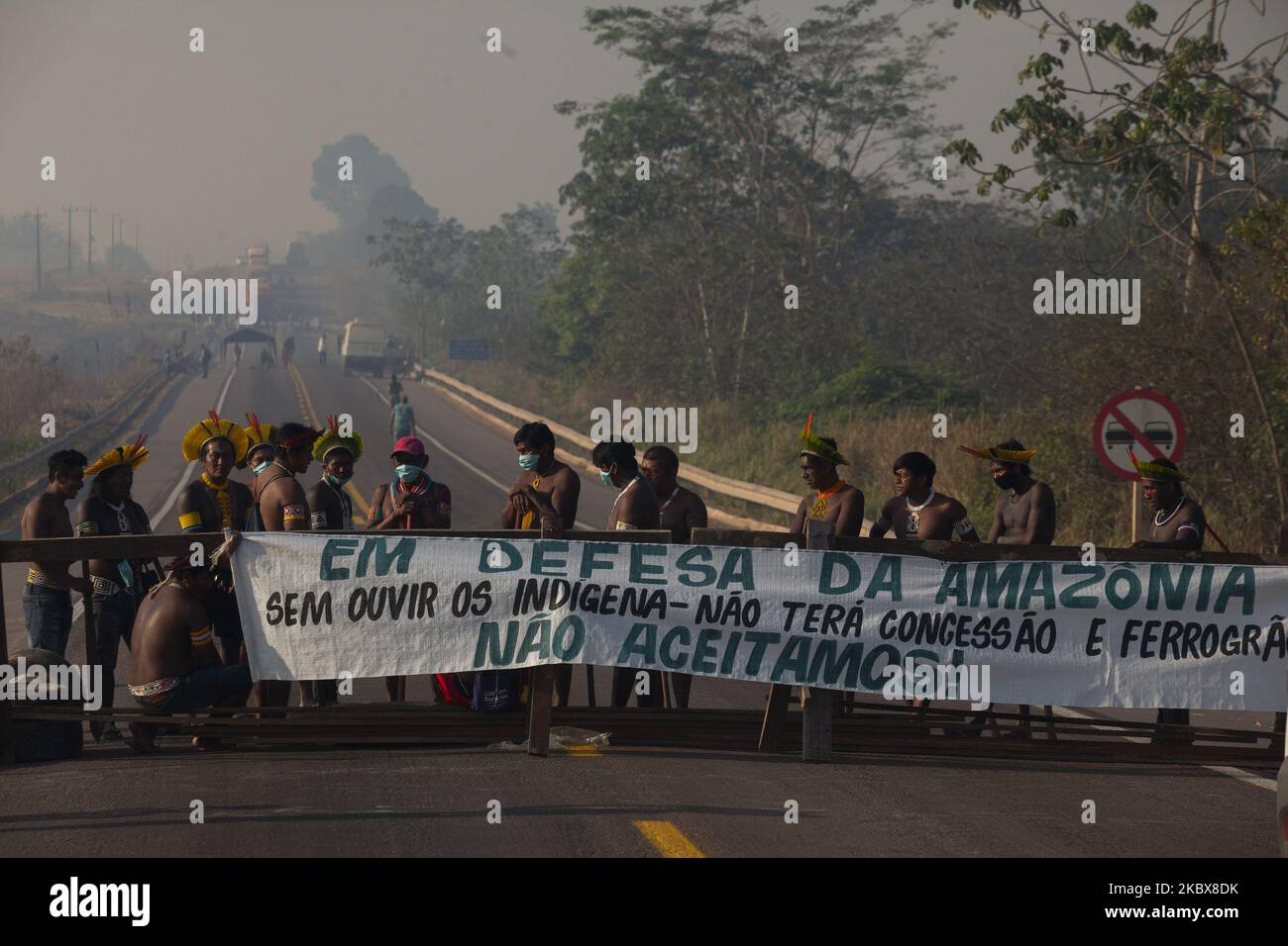 Les populations indigènes Kayapó des villages 'Baú' et 'Menkragnoti', près de la ville de Novo Progresso, au sud de Pará, au Brésil, sur 17 août 2020 , bloquent l'autoroute BR-163 pour protester contre le manque de ressources pour lutter contre la COVID-19, Et de réclamer le dialogue par une partie du gouvernement dans les plans de la Ferrogrão, un projet de chemin de fer pour le transport des céréales entre la région du Midwest et le port de Mirituba, dans le nord de l'état de Pará, lundi matin, sur 17 août 2020. (Photo d'Ernesto Carriço/NurPhoto) Banque D'Images