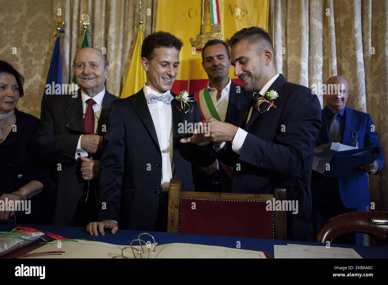 Unione civile a Napoli in data 20/07/2016, Sposi Antollello Sannino '' Presidente dell'Arci gay di Napoli' e Danilo Di Leo ''ballerino del Teatro S. Carlo''' untegoni Antonio Amoretti '' Ultimo Partigiano Italiano e Presidente dell' ANPI' e sua moglie Rosa Parker di Giimatota di Napoli. PH Paolo Manzo/KontroLab (photo de Paolo Manzo/NurPhoto) Banque D'Images Unione civile a Napoli in data 20/07/2016, Sposi Antollello Sannino '' Presidente dell'Arci gay di Napoli' e Danilo Di Leo ''ballerino del Teatro S. Carlo''' untegoni Antonio Amoretti '' Ultimo Partigiano Italiano e Presidente dell' ANPI' e sua moglie Rosa Parker di Giimatota di Napoli. PH Paolo Manzo/KontroLab (photo de Paolo Manzo/NurPhoto) Banque D'Images
