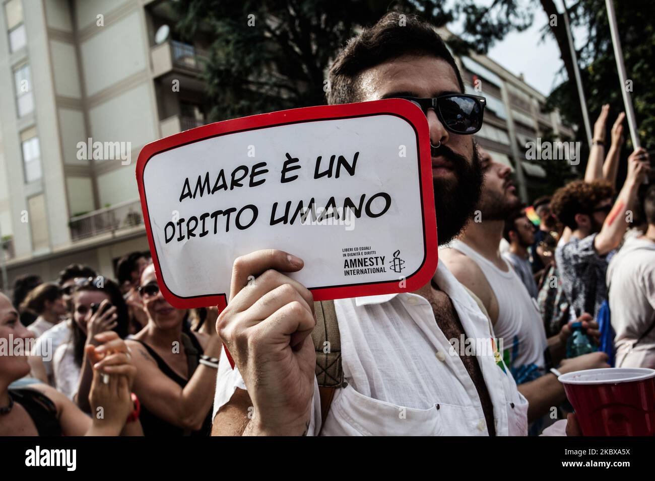 Un fêtard participe à la gay Pride de à Napes, en Italie, sur 25 juin 2016. (Photo de Paolo Manzo/NurPhoto) Banque D'Images