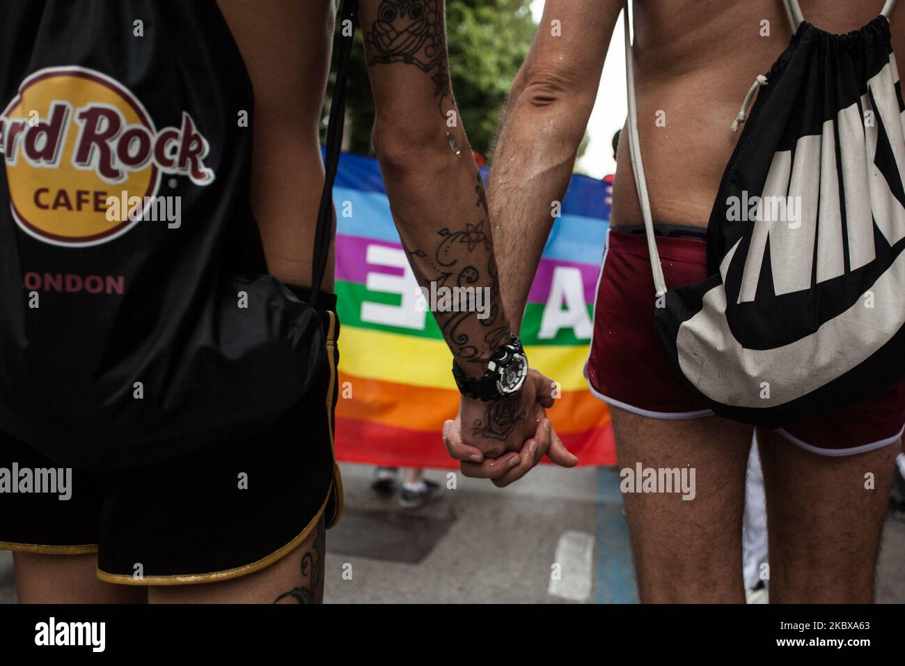 Les fêtards assistent à la gay Pride à Napes, Italie sur 25 juin 2016. (Photo de Paolo Manzo/NurPhoto) Banque D'Images