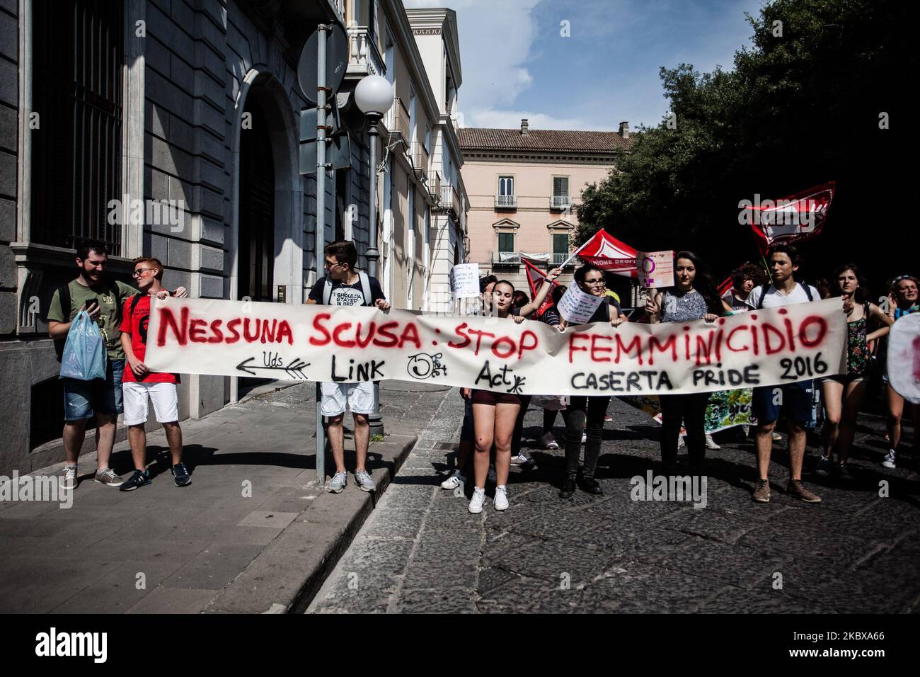 Les fêtards assistent à la gay Pride à Napes, Italie sur 25 juin 2016. (Photo de Paolo Manzo/NurPhoto) Banque D'Images