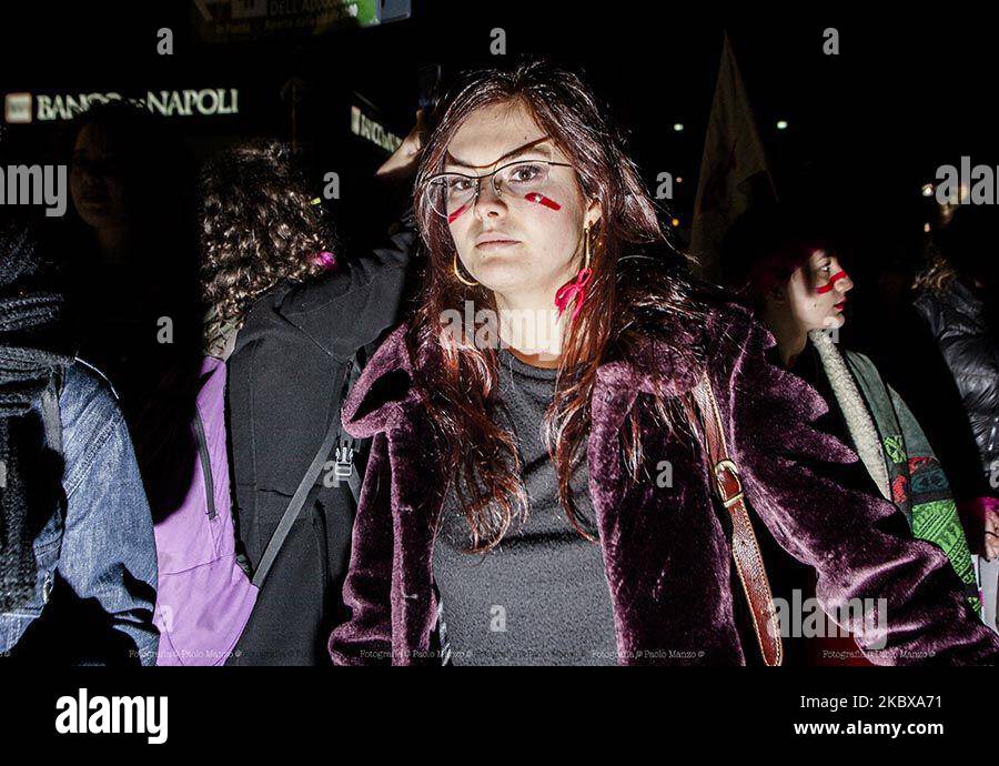 Les gens participent à la Journée de la femme à Naples, en Italie, sur 8 mars 2018. (Photo de Paolo Manzo/NurPhoto) Banque D'Images