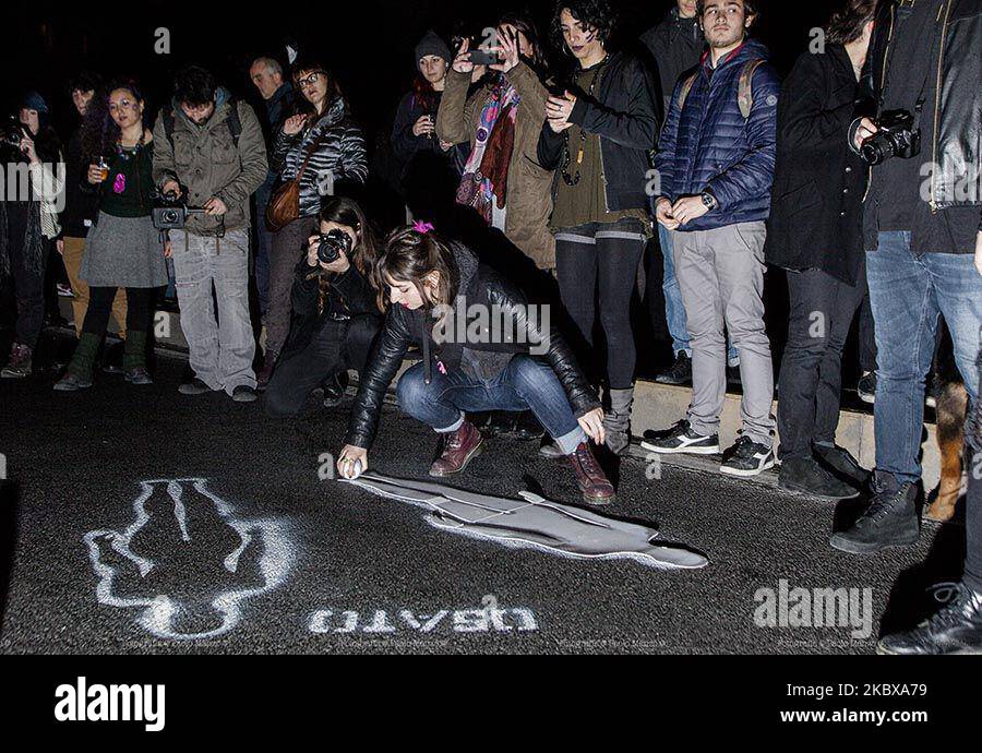 Les gens participent à la Journée de la femme à Naples, en Italie, sur 8 mars 2018. (Photo de Paolo Manzo/NurPhoto) Banque D'Images