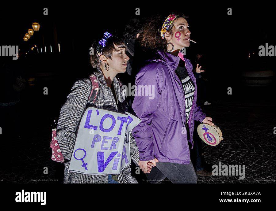 Les gens participent à la Journée de la femme à Naples, en Italie, sur 8 mars 2018. (Photo de Paolo Manzo/NurPhoto) Banque D'Images