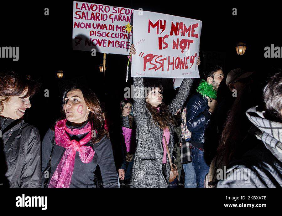 Les gens participent à la Journée de la femme à Naples, en Italie, sur 8 mars 2018. (Photo de Paolo Manzo/NurPhoto) Banque D'Images