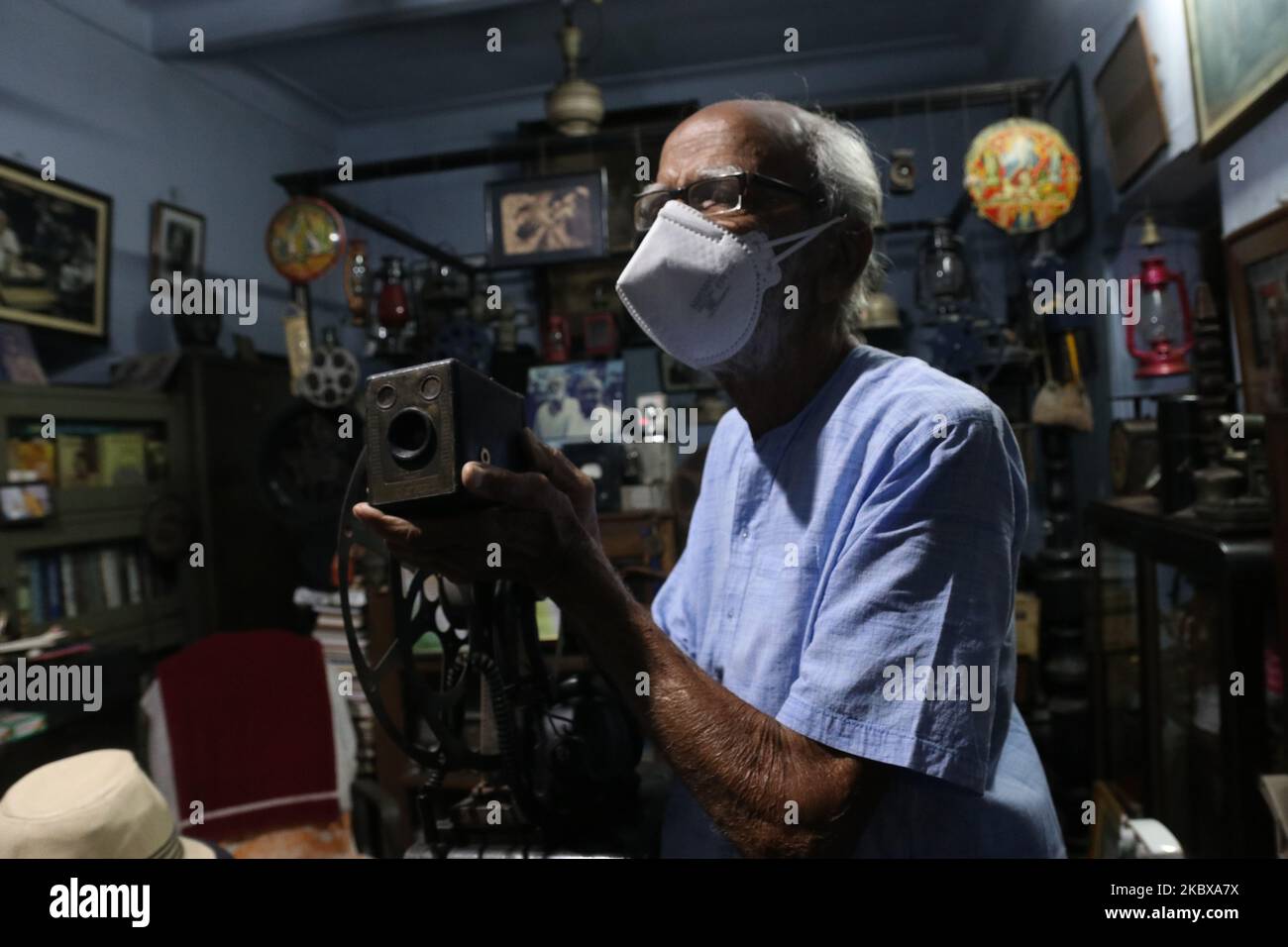 Un collectionneur Shri Sushi Kumar Chatterjee homme de ,95 ans montre une ancienne caméra fixe et ciné, projecteurs à sa résidence pendant la Journée mondiale de la photographie à Kolkata, Inde sur 19 août 2020. (Photo de Debajyoti Chakraborty/NurPhoto) Banque D'Images