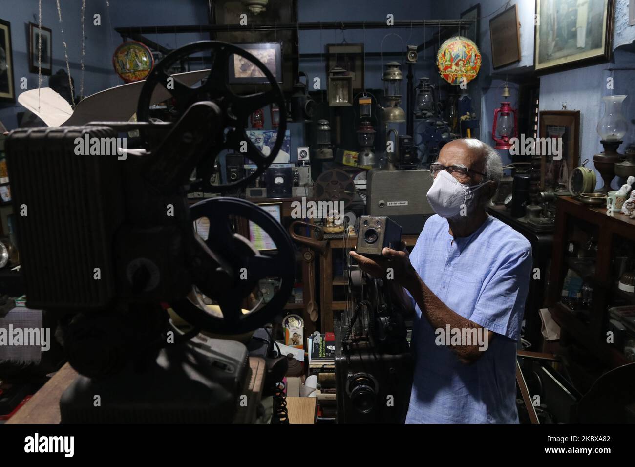 Un collectionneur Shri Sushi Kumar Chatterjee homme de ,95 ans montre une ancienne caméra fixe et ciné, projecteurs à sa résidence pendant la Journée mondiale de la photographie à Kolkata, Inde sur 19 août 2020. (Photo de Debajyoti Chakraborty/NurPhoto) Banque D'Images