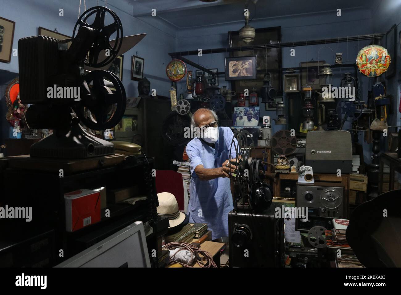 Un collectionneur Shri Sushi Kumar Chatterjee homme de ,95 ans montre une ancienne caméra fixe et ciné, projecteurs à sa résidence pendant la Journée mondiale de la photographie à Kolkata, Inde sur 19 août 2020. (Photo de Debajyoti Chakraborty/NurPhoto) Banque D'Images