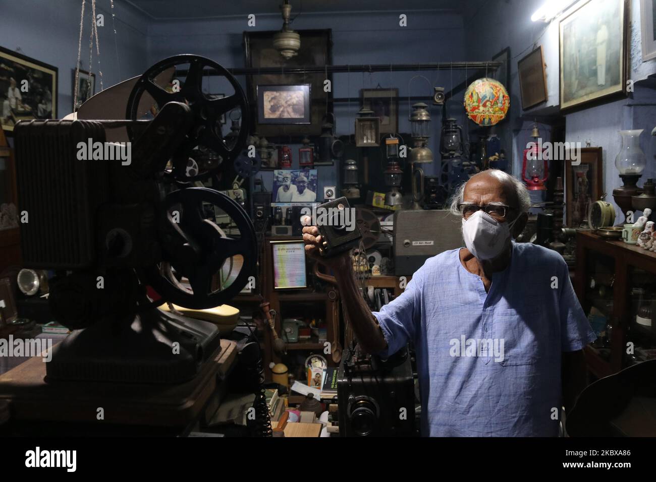 Un collectionneur Shri Sushi Kumar Chatterjee homme de ,95 ans montre une ancienne caméra fixe et ciné, projecteurs à sa résidence pendant la Journée mondiale de la photographie à Kolkata, Inde sur 19 août 2020. (Photo de Debajyoti Chakraborty/NurPhoto) Banque D'Images