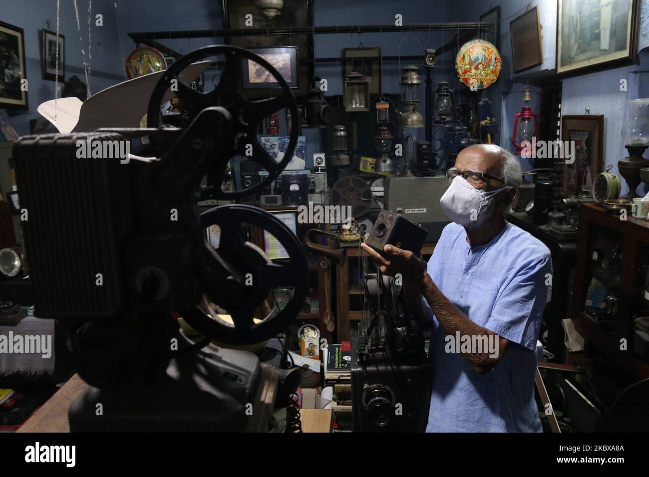 Un collectionneur Shri Sushi Kumar Chatterjee homme de ,95 ans montre une ancienne caméra fixe et ciné, projecteurs à sa résidence pendant la Journée mondiale de la photographie à Kolkata, Inde sur 19 août 2020. (Photo de Debajyoti Chakraborty/NurPhoto) Banque D'Images