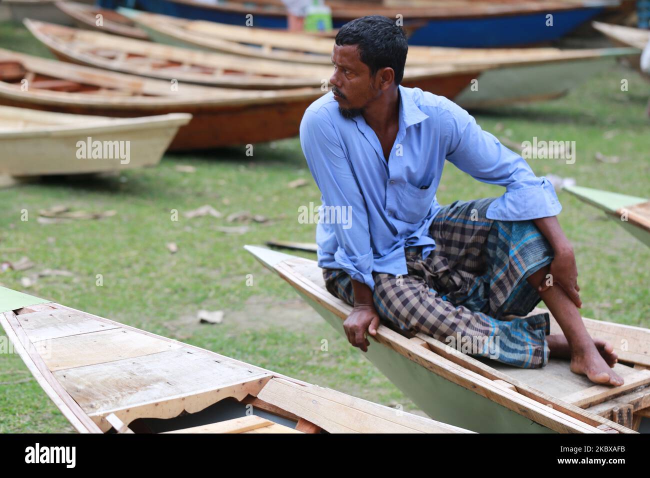 Les villageois se rassemblent sur un marché de bateaux en bois pour acheter et vendre des bateaux à Manikganj pendant l'inondation de la mousson, près de Dhaka, au Bangladesh, sur 19 août 2020. (Photo de Rehman Asad/NurPhoto) Banque D'Images