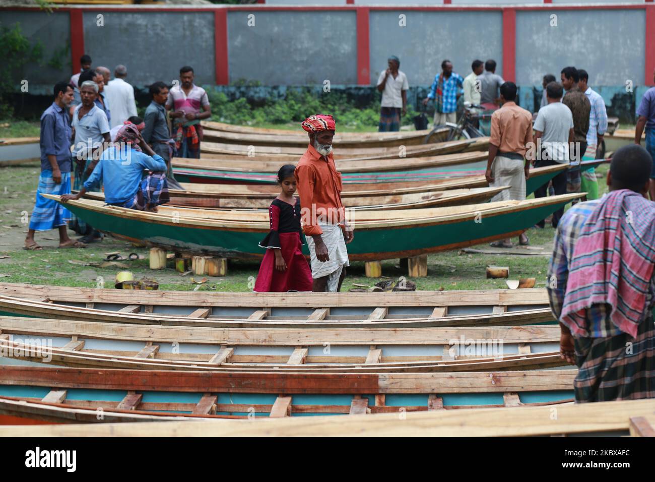 Les villageois se rassemblent sur un marché de bateaux en bois pour acheter et vendre des bateaux à Manikganj pendant l'inondation de la mousson, près de Dhaka, au Bangladesh, sur 19 août 2020. (Photo de Rehman Asad/NurPhoto) Banque D'Images