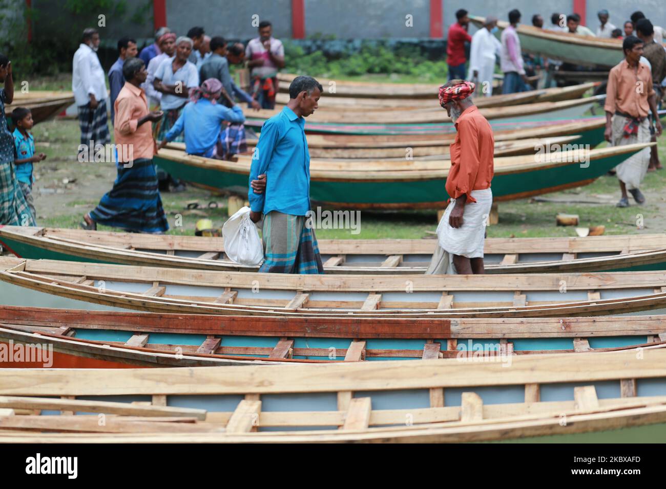 Les villageois se rassemblent sur un marché de bateaux en bois pour acheter et vendre des bateaux à Manikganj pendant l'inondation de la mousson, près de Dhaka, au Bangladesh, sur 19 août 2020. (Photo de Rehman Asad/NurPhoto) Banque D'Images