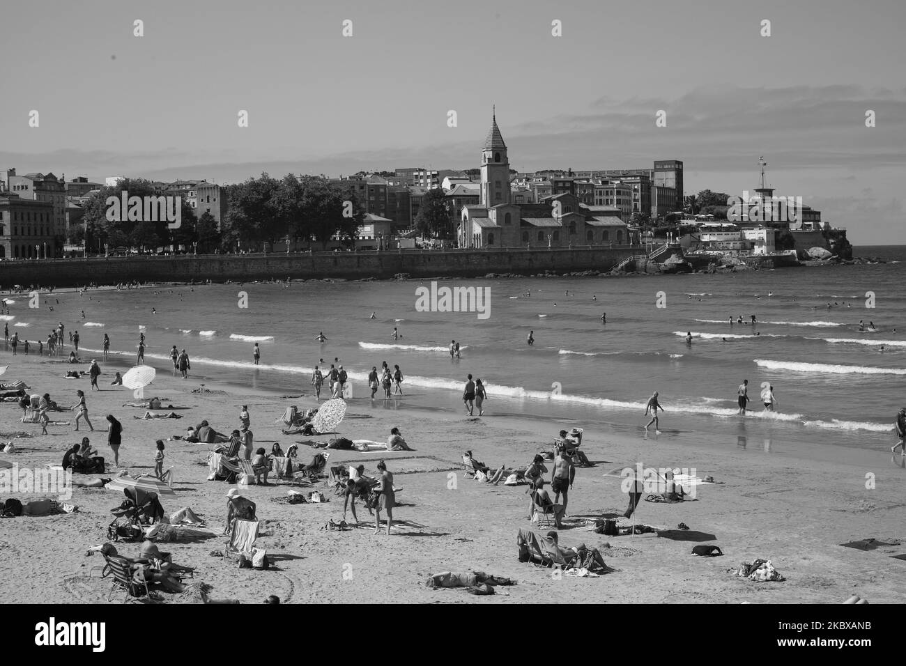 (Note de l'éditeur: Image convertie en noir et blanc) vue de Playa de San Lorenzo de Gijon dans les Asturies, Espagne sur 19 août 2020. (Photo par Oscar Gonzalez/NurPhoto) Banque D'Images