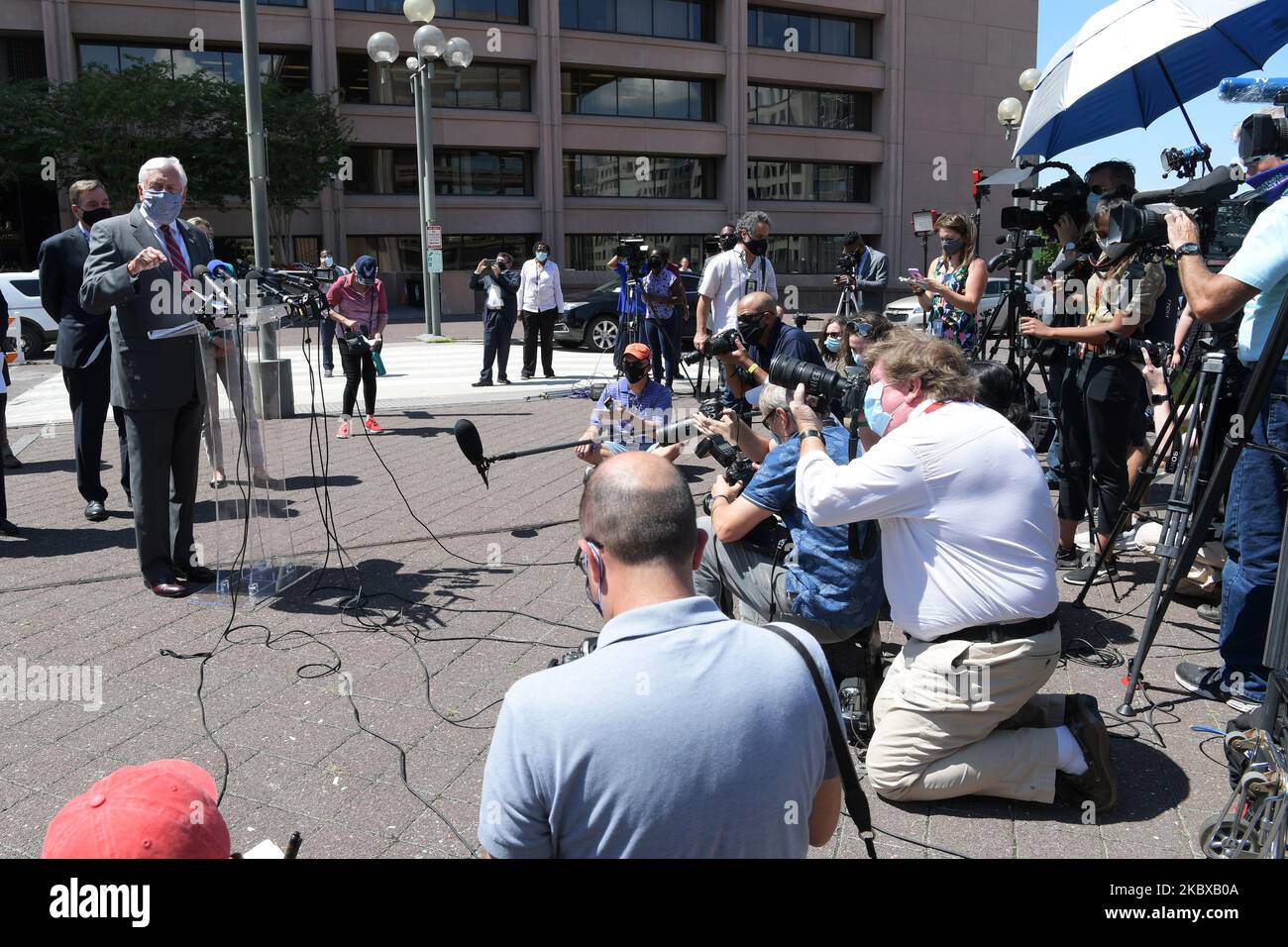 Le leader de la majorité parlementaire Steny Hoyer(D-MD), le sénateur Chris Van Hollen et les membres régionaux du Congrès Eleanor Holmes Norton(D-DC), John P. Sarbanes(D-MD) tiennent une conférence de presse sur la Journée postale d'action, sur 18 août 2020 au siège de l'USPS à Washington DC, Etats-Unis (photo de Lénine Nolly/NurPhoto) Banque D'Images