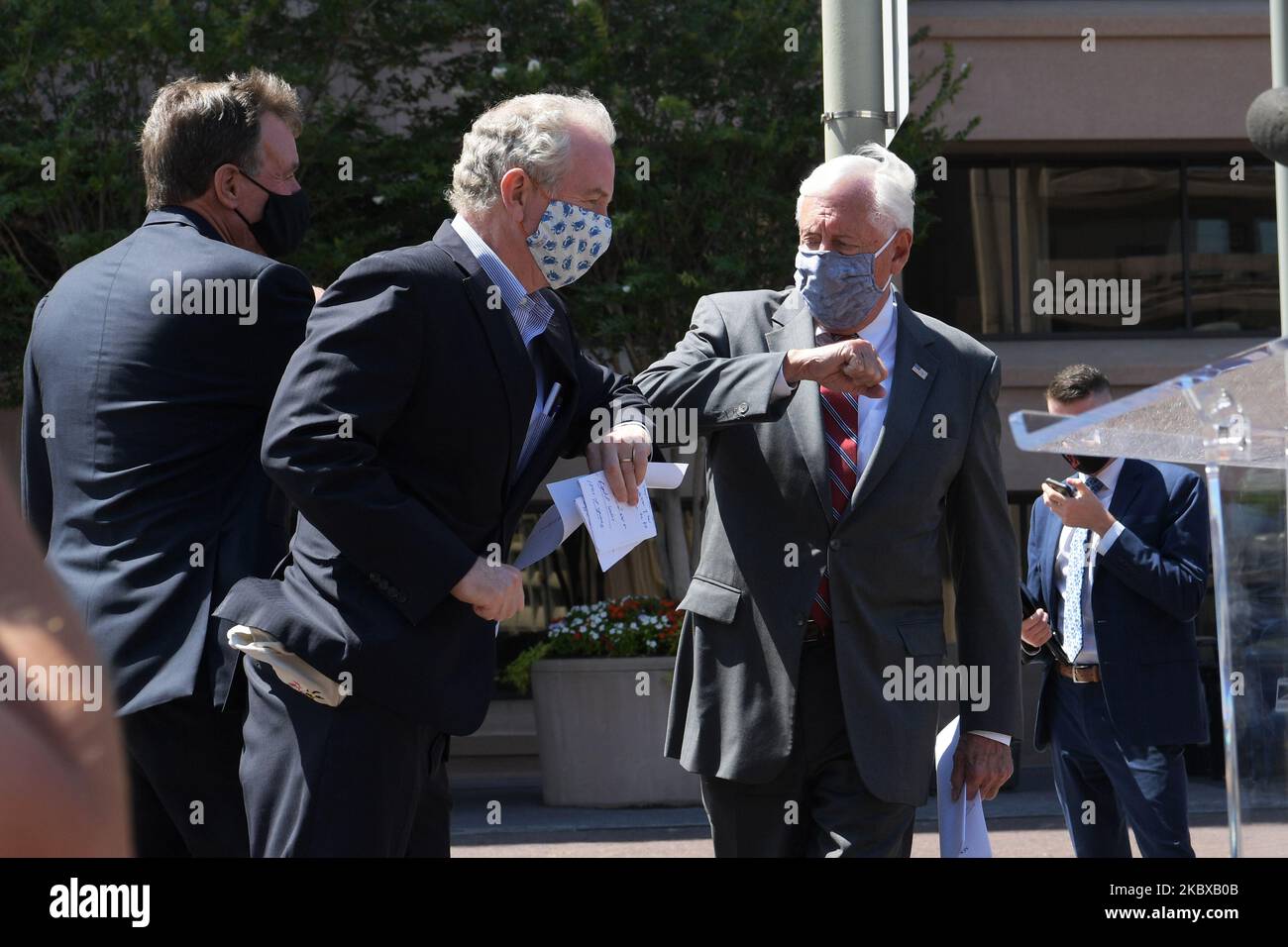 Steny Hoyer(D-MD) (à droite) et le sénateur Chris Van Hollen(à gauche) saluent avec une bosse de coude avant de tenir une conférence de presse sur la Journée postale d'action, sur 18 août 2020 au siège de l'USPS à Washington DC, Etats-Unis (photo de Lénine Nolly/NurulPhoto) Banque D'Images
