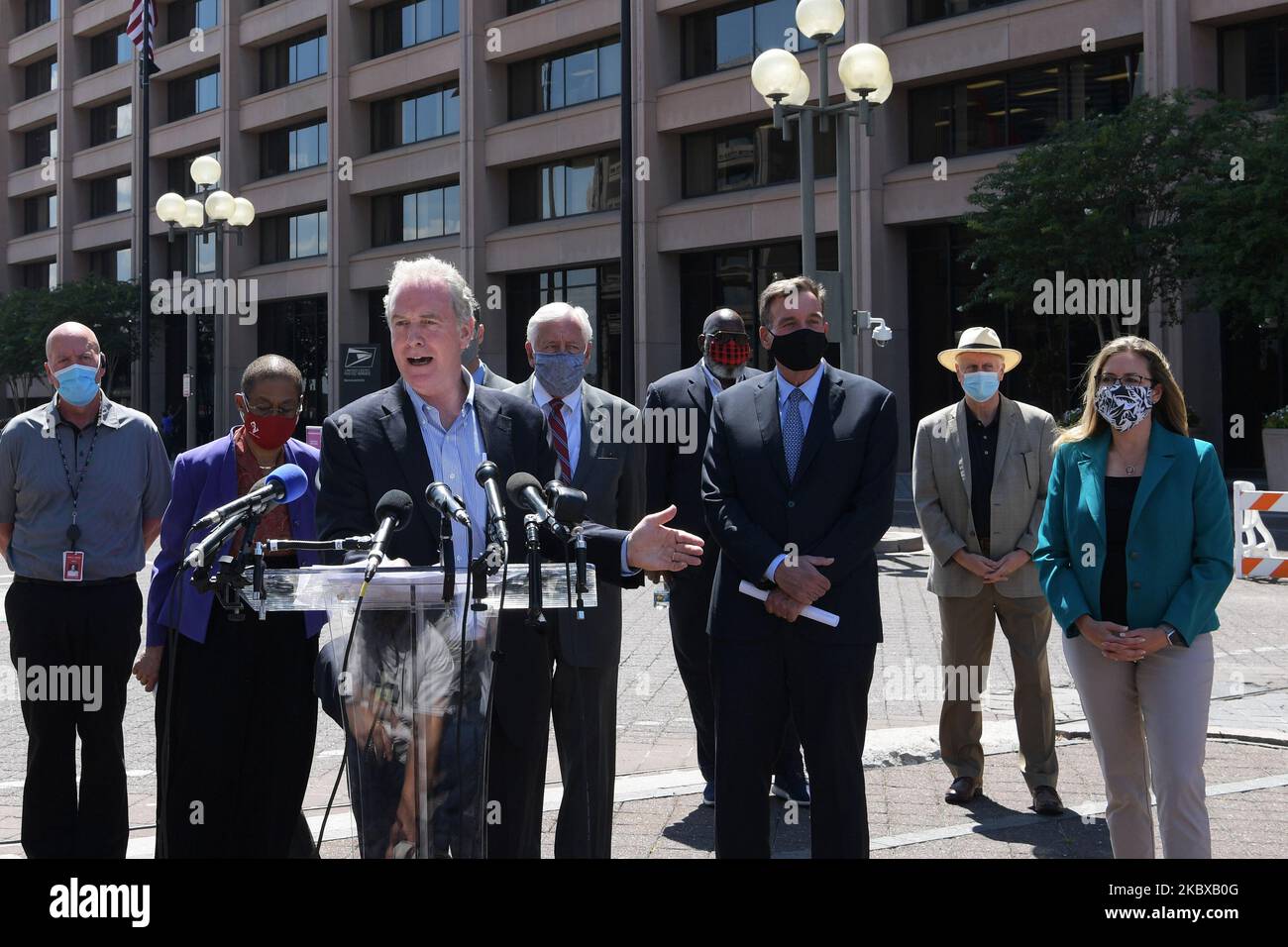Le sénateur Chris Van Hollen et les membres régionaux du Congrès Eleanor Holmes Norton(D-DC), John P. Sarbanes(D-MD) tiennent une conférence de presse sur la Journée postale d'action, sur 18 août 2020 au siège de l'USPS à Washington DC, Etats-Unis (photo de Lénine Nolly/NurePhoto) Banque D'Images