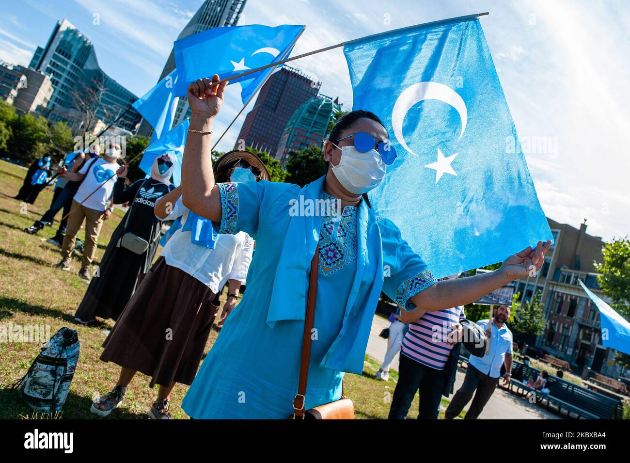 Une femme ouïghour porte un drapeau ouïghour, lors de la manifestation "liberté pour les ouïghours" à la Haye, pays-Bas, sur 20 août 2020. (Photo par Romy Arroyo Fernandez/NurPhoto) Banque D'Images