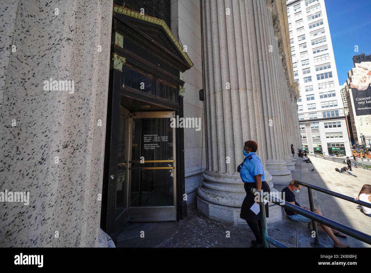Un travailleur postal de l'USPS est vu devant l'édifice James A. Farley près de Penn Station alors que la ville de New York poursuit la phase 4 de réouverture suite aux restrictions imposées pour ralentir la propagation du coronavirus à 20 août 2020, dans la ville de New York. La quatrième phase permet les arts et le divertissement de plein air, les événements sportifs sans fans et la production de médias. (Photo de John Nacion/NurPhoto) Banque D'Images