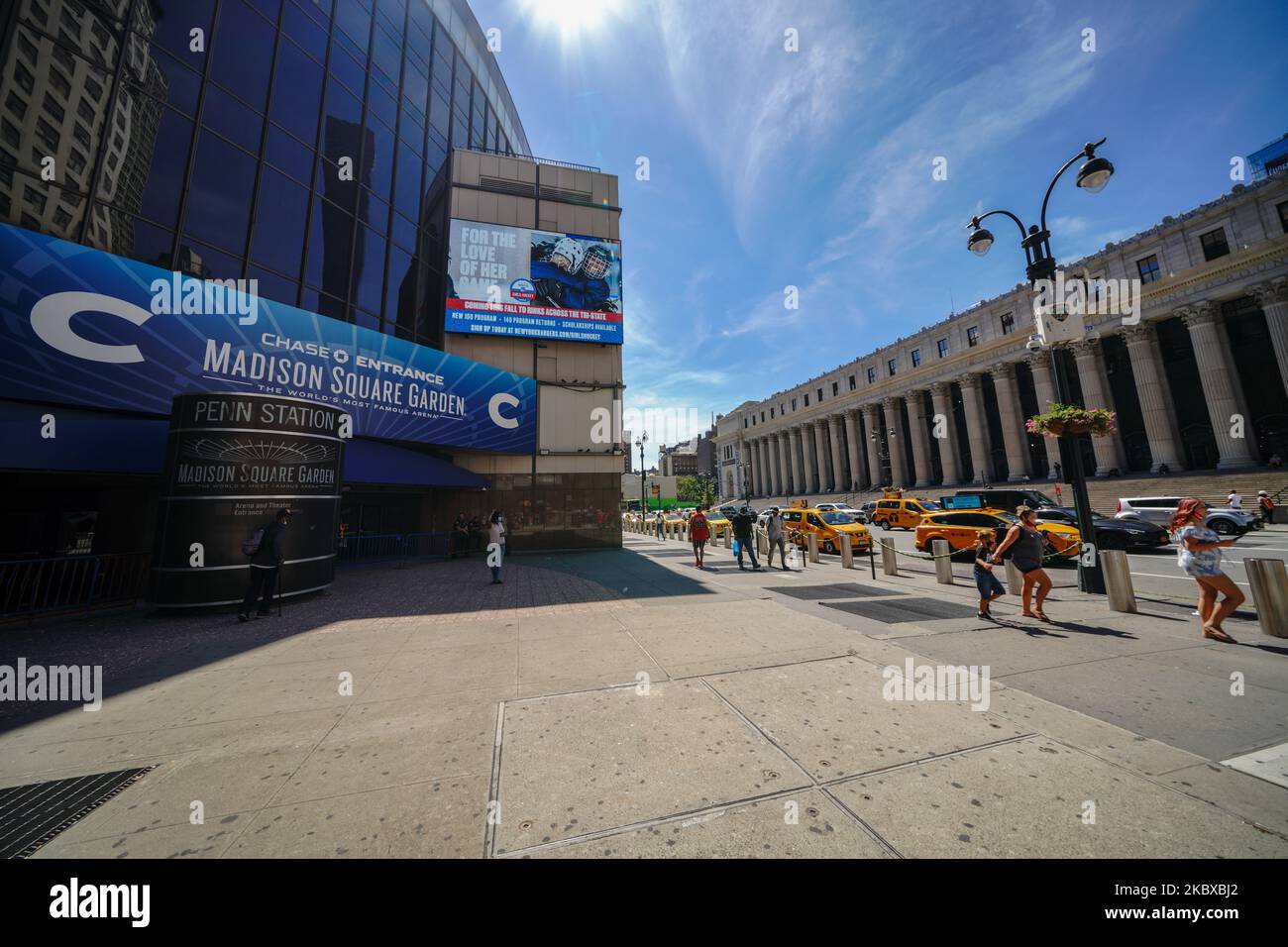 Vue sur le Madison Square Garden et l'édifice James A. Farley alors que la ville de New York poursuit la phase 4 de réouverture suite aux restrictions imposées pour ralentir la propagation du coronavirus à 20 août 2020 dans la ville de New York. La quatrième phase permet les arts et le divertissement de plein air, les événements sportifs sans fans et la production de médias. (Photo de John Nacion/NurPhoto) Banque D'Images