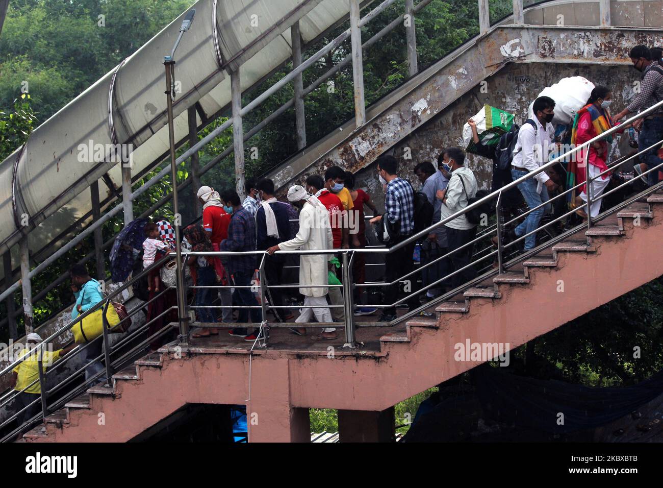 Travailleurs migrants et navetteurs en provenance d'autres États vus au terminal ISBT d'Anand Vihar sur 20 août 2020 à New Delhi, Inde. (Photo de Mayank Makhija/NurPhoto) Banque D'Images