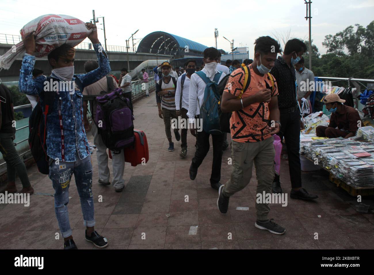 Travailleurs migrants et navetteurs en provenance d'autres États vus au terminal ISBT d'Anand Vihar sur 20 août 2020 à New Delhi, Inde. (Photo de Mayank Makhija/NurPhoto) Banque D'Images