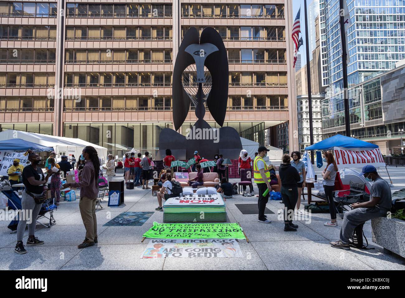 Les manifestants de la coalition Lift the Ban occupent la place Daley devant la cour d'expulsion pour la quatrième journée à Chicago, dans l'Illinois, sur 20 août 2020. Les manifestants réclament une levée de l'interdiction du contrôle des loyers dans l'Illinois et cherchent à interdire les expulsions. (Photo de Max Herman/NurPhoto) Banque D'Images