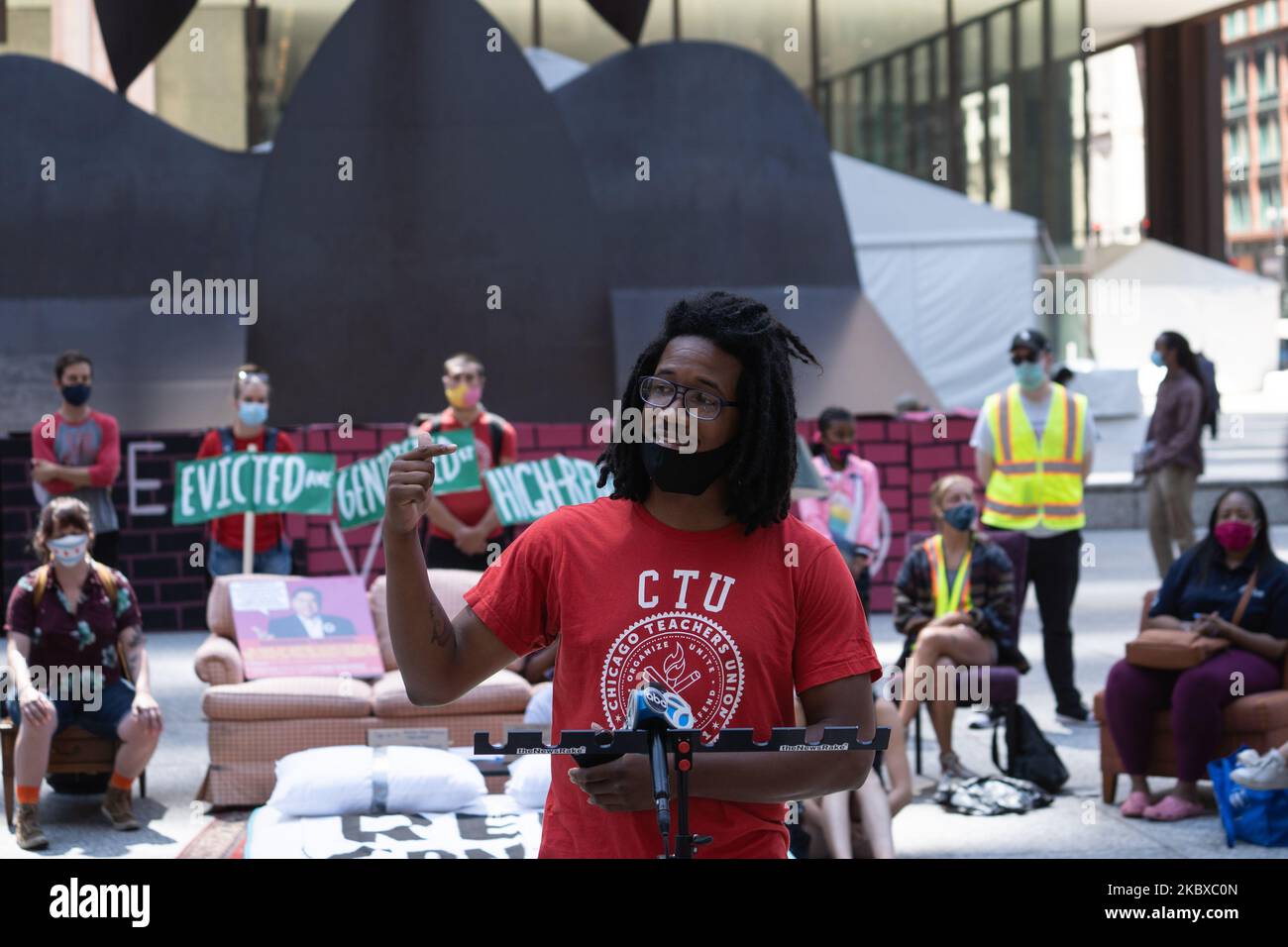Jonathan Wilson, professeur des écoles publiques de Chicago, parle lors d'une conférence de presse le quatrième jour d'une occupation de Daley Plaza devant la cour d'expulsion de Chicago, il sur 20 août 2020. Les manifestants réclament une levée de l'interdiction du contrôle des loyers dans l'Illinois et cherchent à interdire les expulsions. (Photo de Max Herman/NurPhoto) Banque D'Images