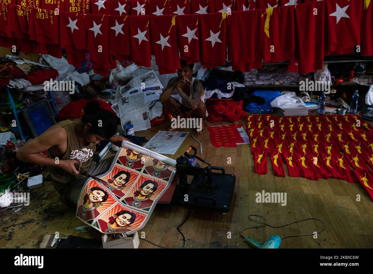Un homme se prépare à imprimer une image du conseiller de l'État du Myanmar Aung San Suu Kyi sur un t-shirt dans une imprimerie à Yangon, au Myanmar, sur 21 août 2020. La NLD a annoncé qu'elle participera avec plus de 1 000 candidats à la prochaine élection générale prévue pour le 8 novembre 2020. (Photo de Shwe Paw Mya Tin/NurPhoto) Banque D'Images