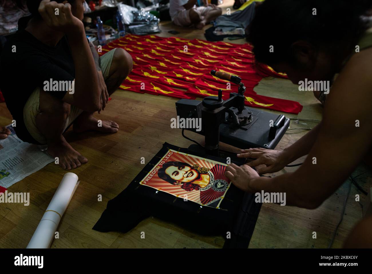 Un homme imprime une image de la conseillère d'État du Myanmar Aung San Suu Kyi sur un t-shirt dans une imprimerie à Yangon, au Myanmar, sur 21 août 2020. La NLD a annoncé qu'elle participera avec plus de 1 000 candidats à la prochaine élection générale prévue pour le 8 novembre 2020. (Photo de Shwe Paw Mya Tin/NurPhoto) Banque D'Images